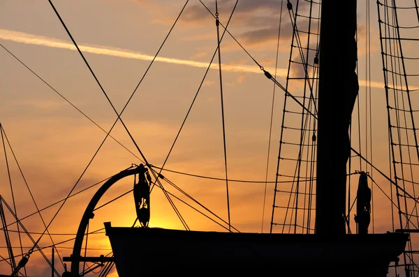 Silhouette of a lifeboat on the big sailboat at sunset — Stock Photo, Image