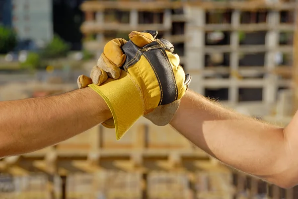 Uścisk dłoni na plac budowy — Zdjęcie stockowe