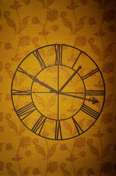 墙上时钟与罗马的数字 — 图库照片