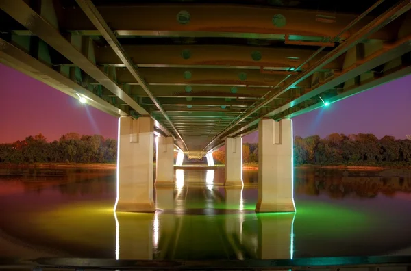 Крытый мост ночью — стоковое фото