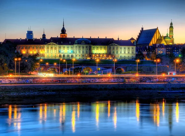 Warszawa Kungliga slottet på natten Stockbild
