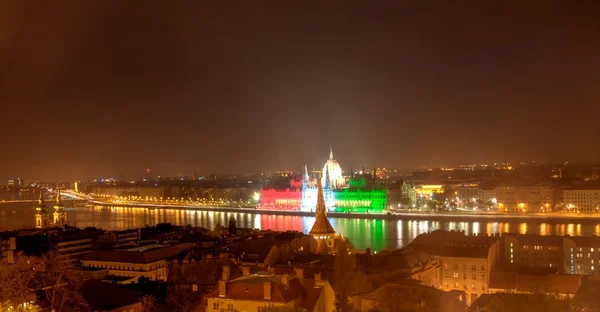 夜のブダペスト国会議事堂は — ストック写真