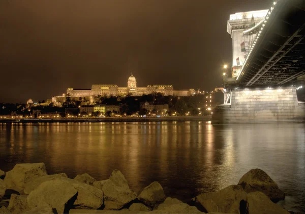 Budapeşte zincir köprü ve kale, gece — Stok fotoğraf