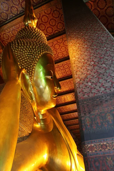 El Buda reclinado en Wat Pho en Bangkok, Tailandia . — Foto de Stock