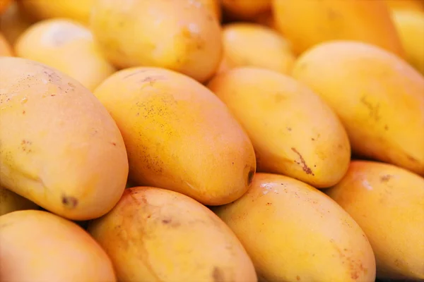 Продаж жовтий манго — стокове фото