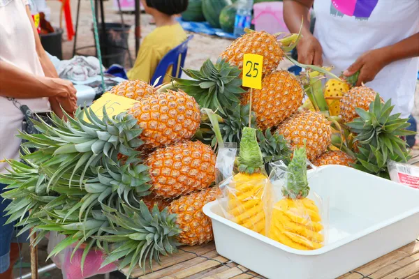 Abacaxis no mercado de frutas ao ar livre Fotografia De Stock