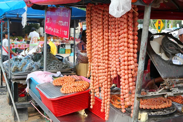 Vendita salsicce sul mercato — Foto Stock