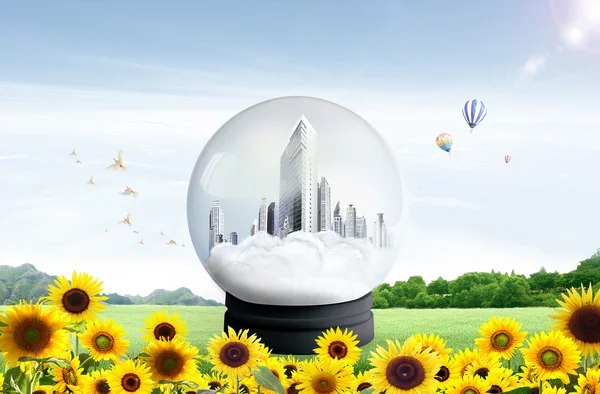 Wolkenkratzer in Glaskugel. ökologisches Konzept — Stockfoto