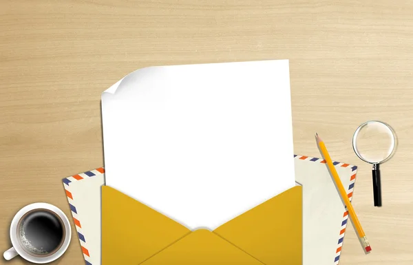 Illustration de l'enveloppe et du papier sur la table — Photo
