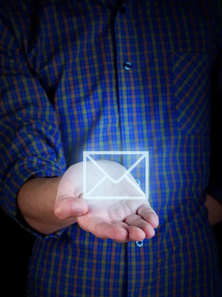 Mão a segurar correio. conceito de negócio — Fotografia de Stock