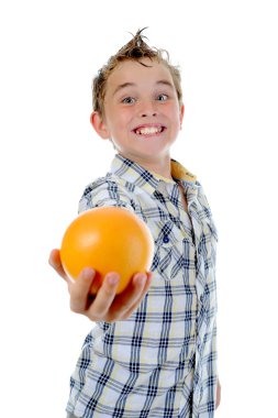 küçük çocuk tutarak taze portakal.