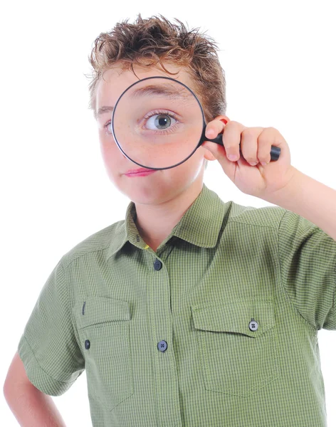 Jongen op zoek door een vergrootglas — Stockfoto