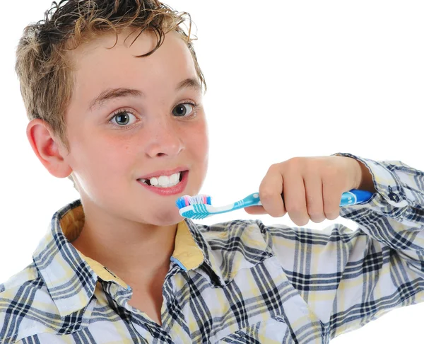 あなたの歯をきれいに美しい小さな男の子 — ストック写真