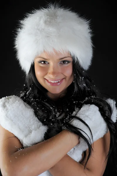Όμορφη γυναίκα σε ένα καπέλο του χειμώνα — Φωτογραφία Αρχείου