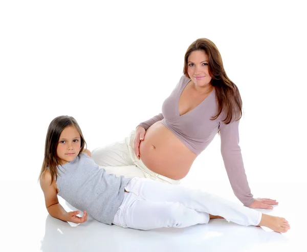 Terhes nő a lányával. — Stock Fotó
