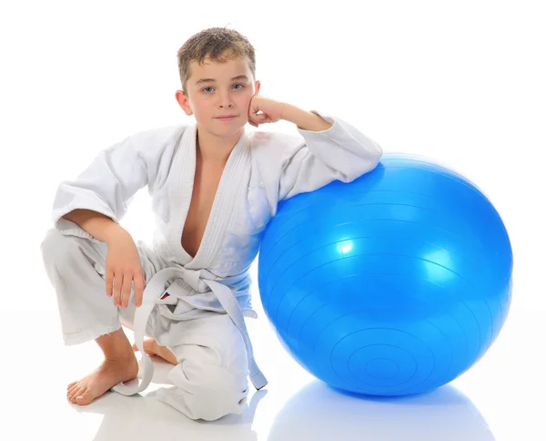 Jonge jongen opleiding karate. — Stockfoto