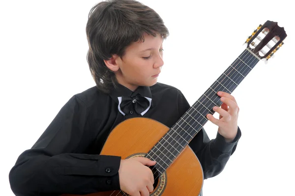 ギターを弾く小さな男の子の音楽家 — ストック写真