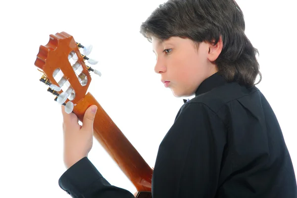 Trochę chłopiec muzyk grający na gitarze — Zdjęcie stockowe