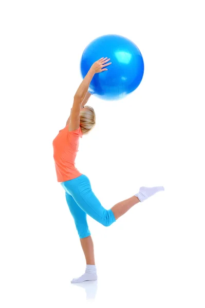 青いボールを持つ若い女性 — ストック写真