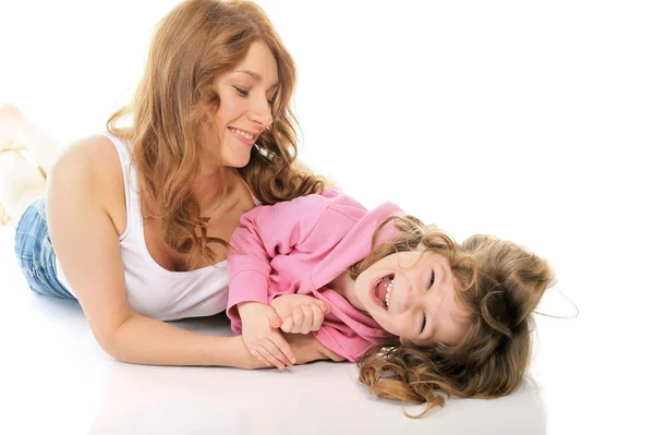 Chica alegre abraza a su joven madre . — Foto de Stock