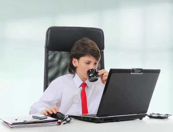 Jovem empresário usando um laptop — Fotografia de Stock