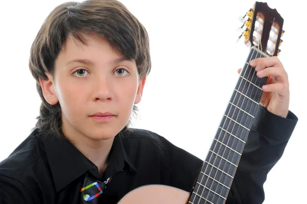 Мальчик-музыкант играет на гитаре — стоковое фото