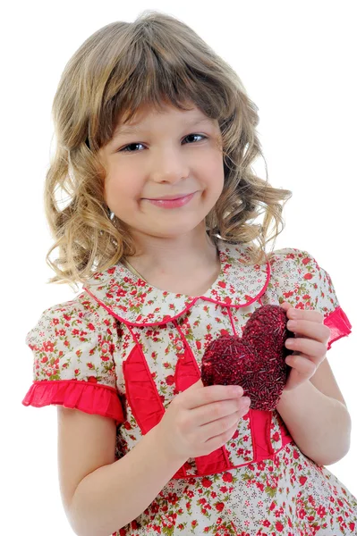 Μικρό κορίτσι εκμετάλλευση καρδιά — Φωτογραφία Αρχείου