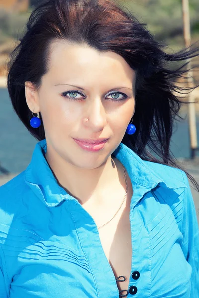 Retrato de mulheres morenas com olhos azuis — Fotografia de Stock