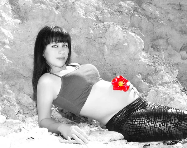 Chica embarazada en el mar — Foto de Stock