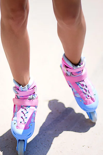 Стрункі таніровані жіночі ноги в роликових ковзанах — стокове фото