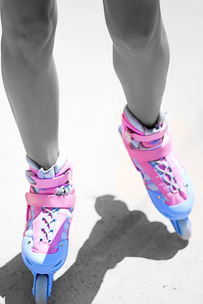 Jambes fines tannées pour femmes en patins à roulettes — Photo