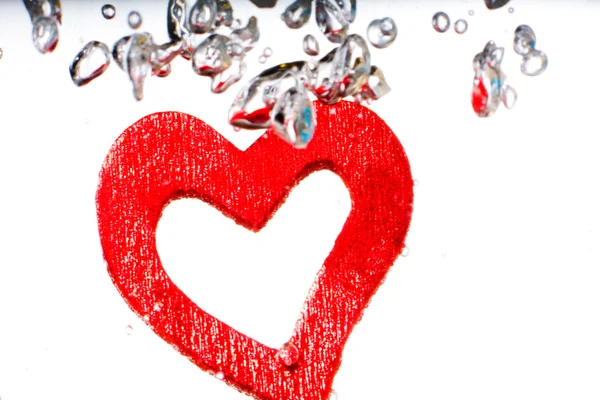 Valentin mit rotem Herz im Wasser — Stockfoto