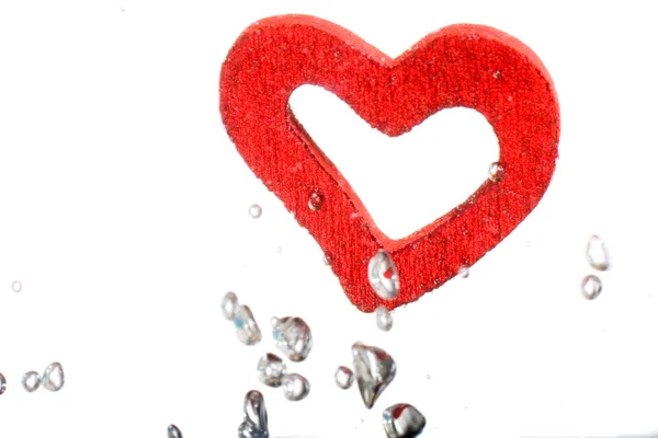 Valentin mit rotem Herz im Wasser — Stockfoto