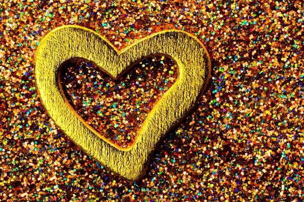 Ouro coração brilhante contra o fundo de ouropel — Fotografia de Stock