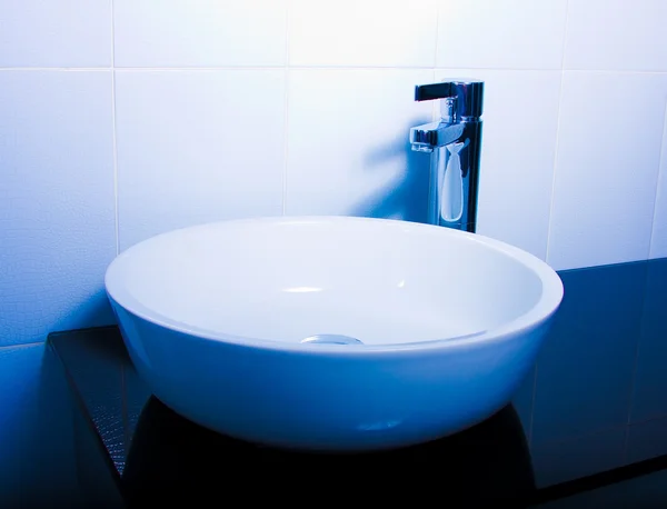 Moderner Badezimmerhahn — Stockfoto
