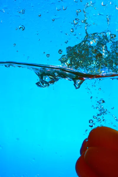 Gul paprika plaskade i vattnet — Stockfoto