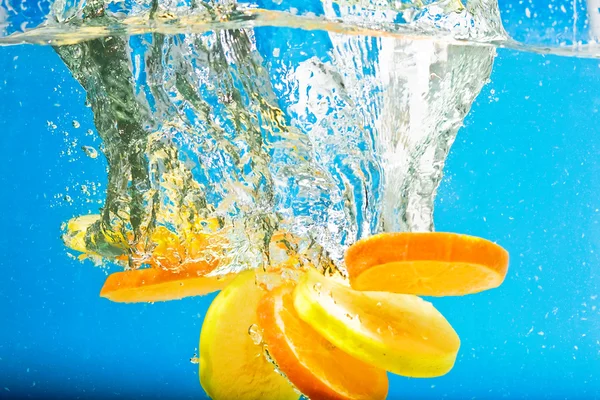 Citrus slice plaskade i vattnet — Stockfoto
