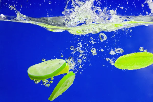 Gul citrus plaskade i vattnet — Stockfoto