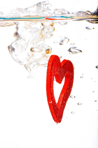 San Valentino con cuore rosso in acqua — Foto Stock