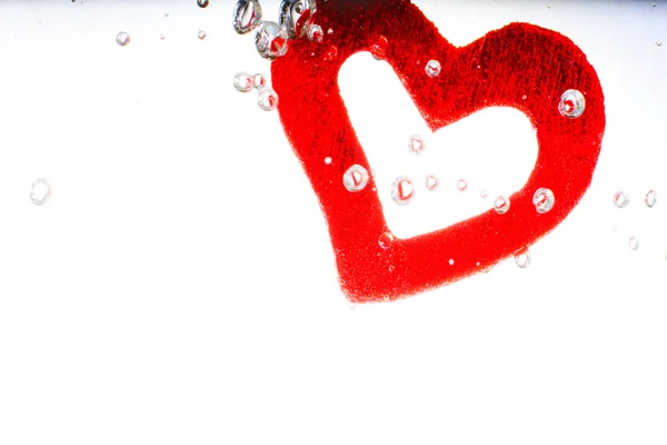 Valentim com coração vermelho na água — Fotografia de Stock