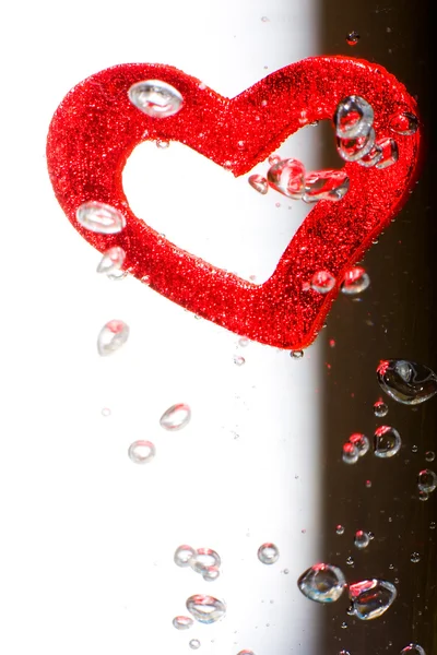 Валентина с красным сердцем в воде — стоковое фото