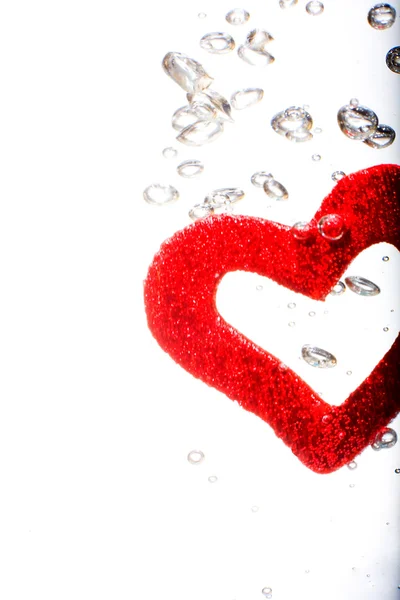 情人节与水中的红色心 — 图库照片