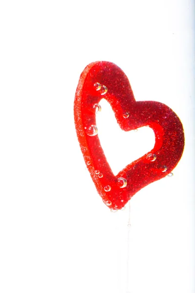 Valentijn met rood hart in water — Stockfoto