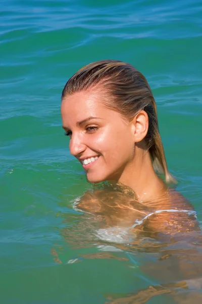 La giovane ragazza sessuale nuota nel mare — Foto Stock