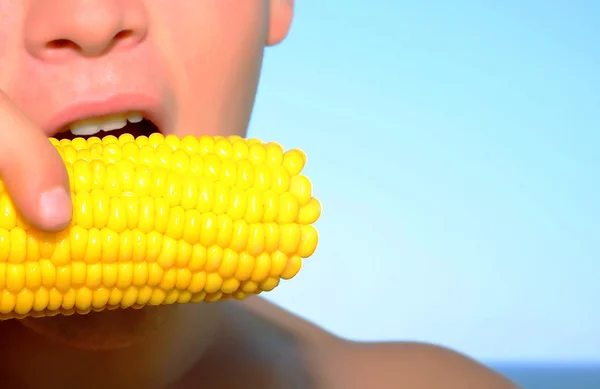男食べるトウモロコシ — ストック写真