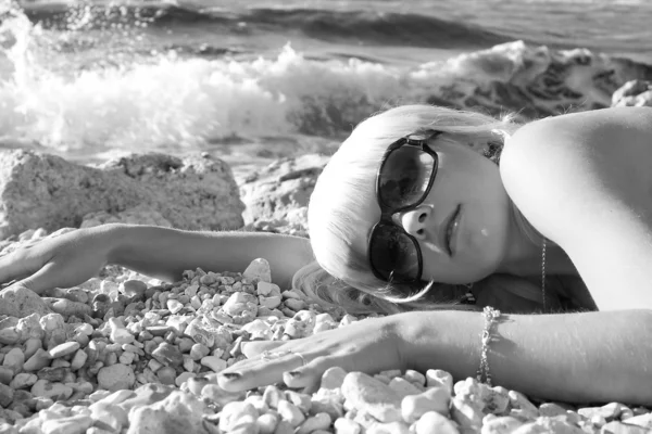 La giovane ragazza bionda sessuale su una spiaggia — Foto Stock