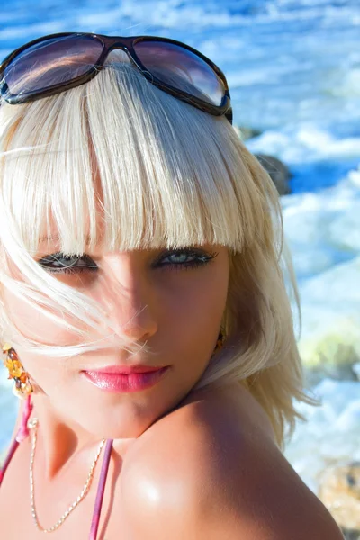 La jeune blonde sexuelle la fille sur une plage — Photo