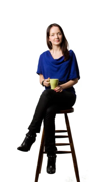 Den unga charmiga flickan med en te-kopp — Stockfoto