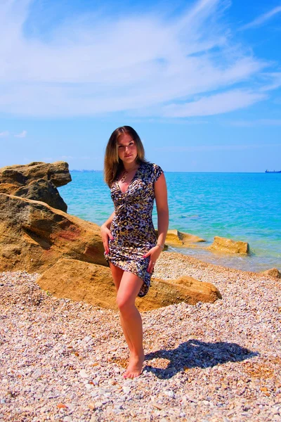 Bella donna sulla spiaggia di pietra — Foto Stock