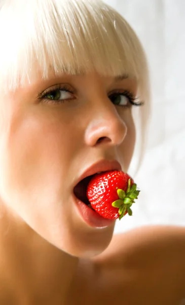Жінка їсть полуницю — стокове фото